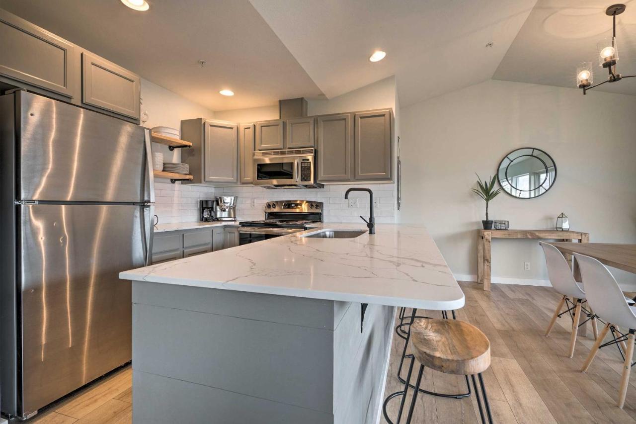 Chic Chelan Condo With Balcony, Walk To Lake And Dtwn! Kültér fotó