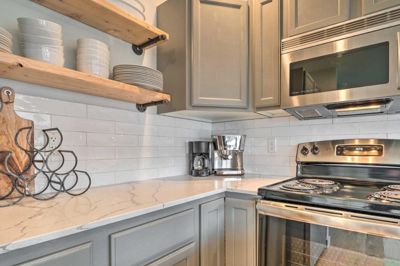 Chic Chelan Condo With Balcony, Walk To Lake And Dtwn! Kültér fotó